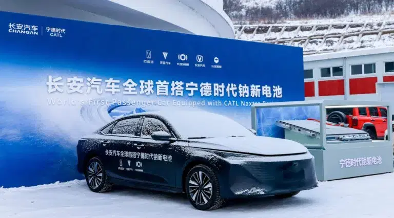 CATL will start mass producing sodium-ion batteries with 175Wh/kg in 2026, after solving manufacturing challenges. They perform well in freezing conditions, offering ranges of 600 km for EVs. Their price should be 30% lower than LFP, as they don’t require lithium or other scarce battery minerals
