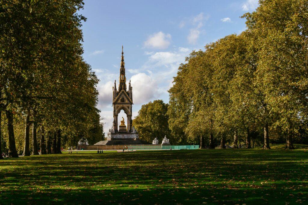 Cities like London, Philadelphia, Ahmedabad, and Medellin are using urban climate resilience strategies to reduce heat, pollution, flooding, health risks, and costs simultaneously without complex megaprojects. 🏡 Nature-based solutions work.