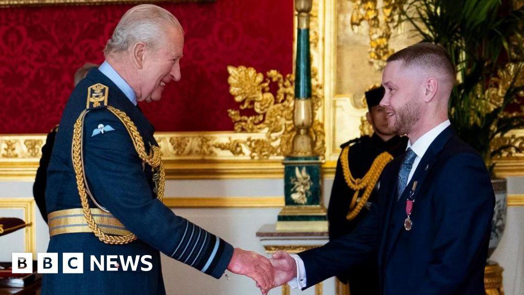 Patient hugged armed man to prevent bomb attack at Leeds hospital (Article by: Emma Glasbey, Yorkshire home and social affairs correspondent, Leeds, BBC)