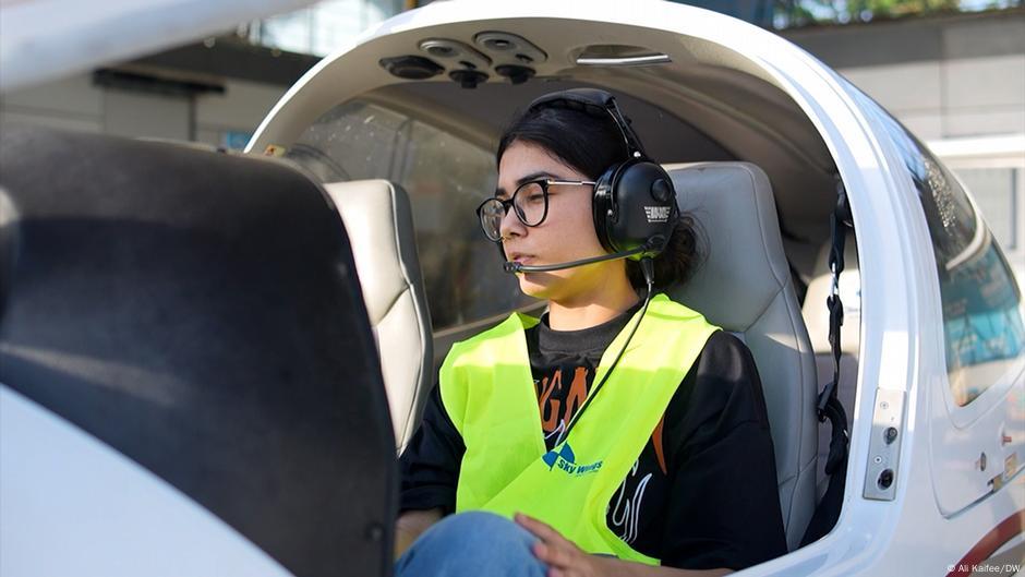 Pakistani female pilot breaks age, gender barriers – DW – 06/28/2025
