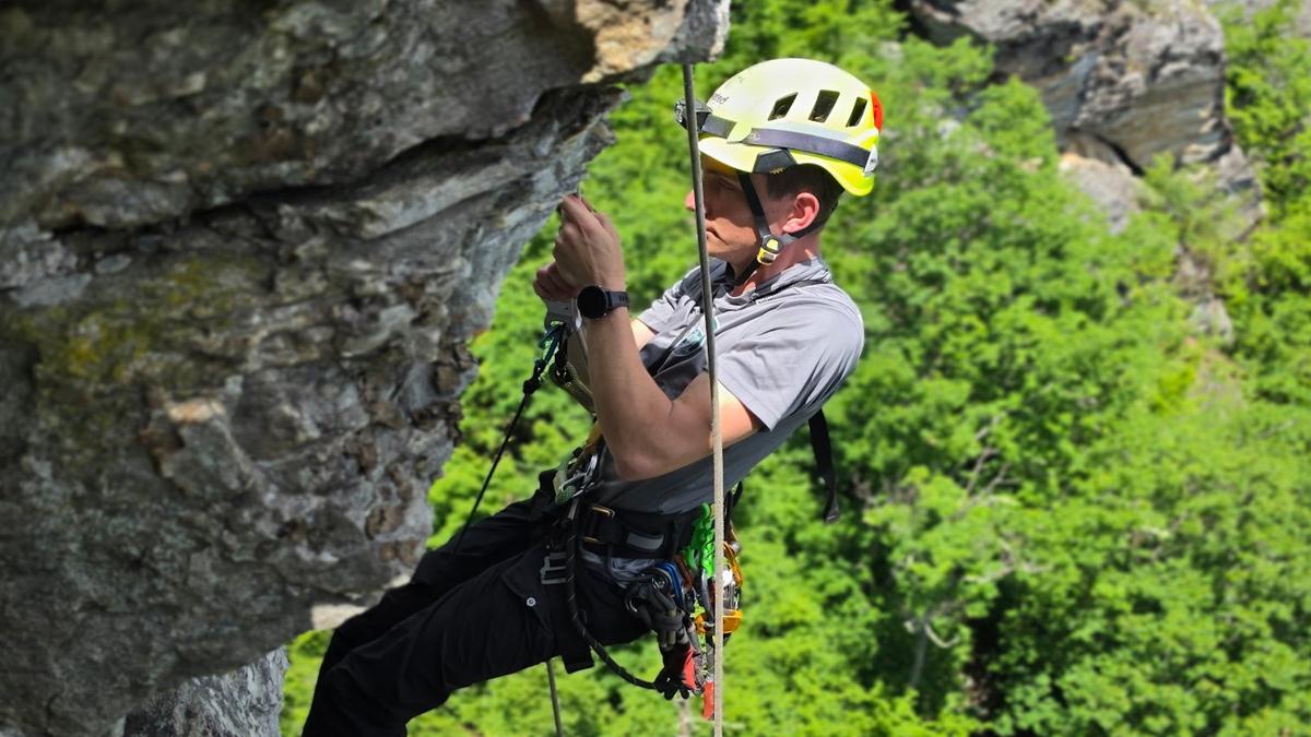 A North Carolina EMT heroically ran 1.5 miles up a mountain, gaining 1,000 feet in just 31 minutes, to deliver life-saving blood and help save a critically injured climber! 🩸⛰️ #EMT #MountainRescue #Hero #LifeSaved